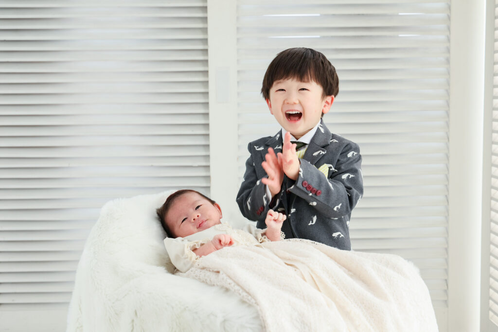 弟との初めての記念写真に笑顔のお兄ちゃん