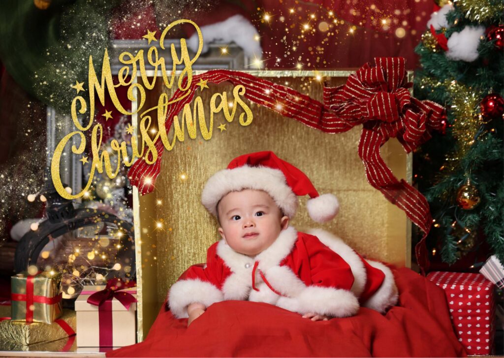 サンタさんの衣装を着た赤ちゃんのクリスマス写真