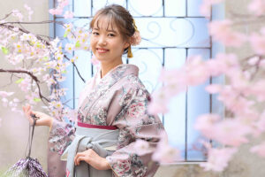 大阪府城東区のストーリーテラーで卒業記念撮りをする女学生