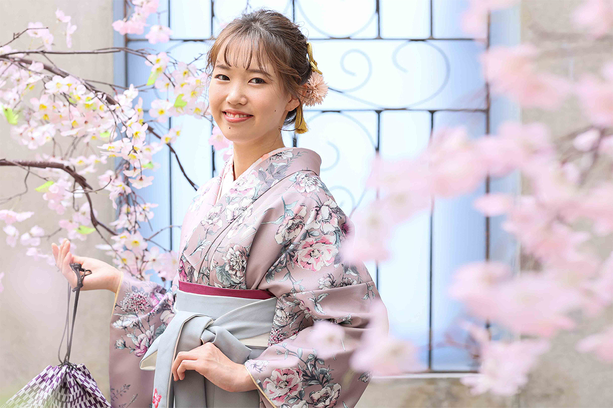 大阪府城東区のストーリーテラーで卒業記念撮りをする女学生