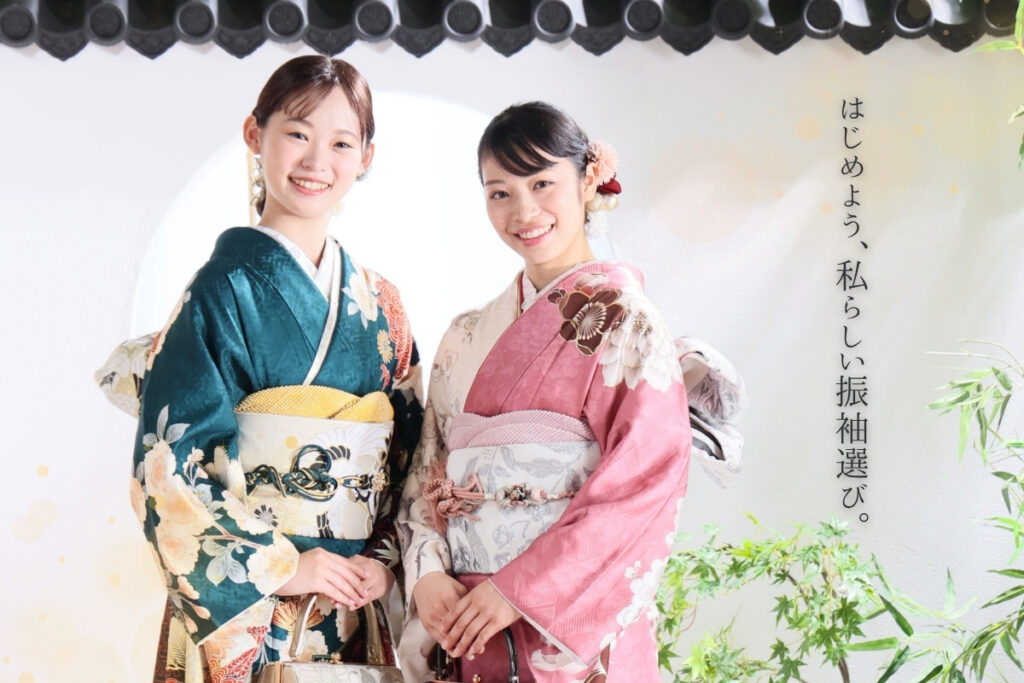 2028年成人式用の振袖を着る女性2名