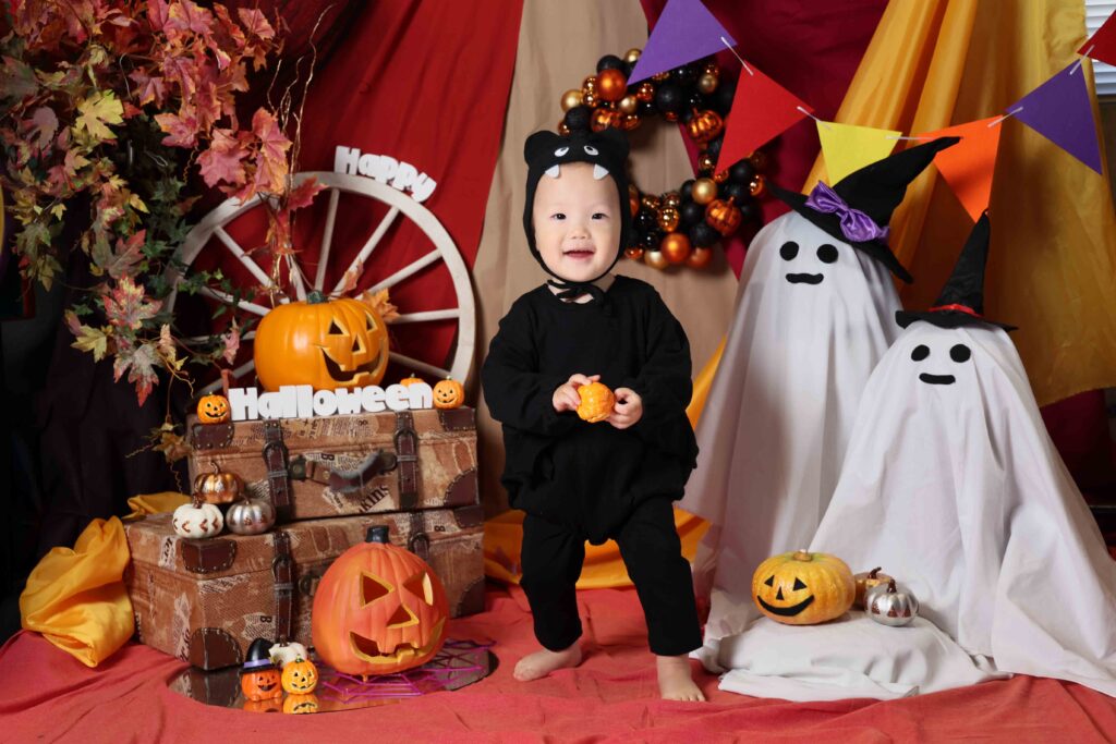 ハロウィンの仮装を楽しむ男の子の赤ちゃん